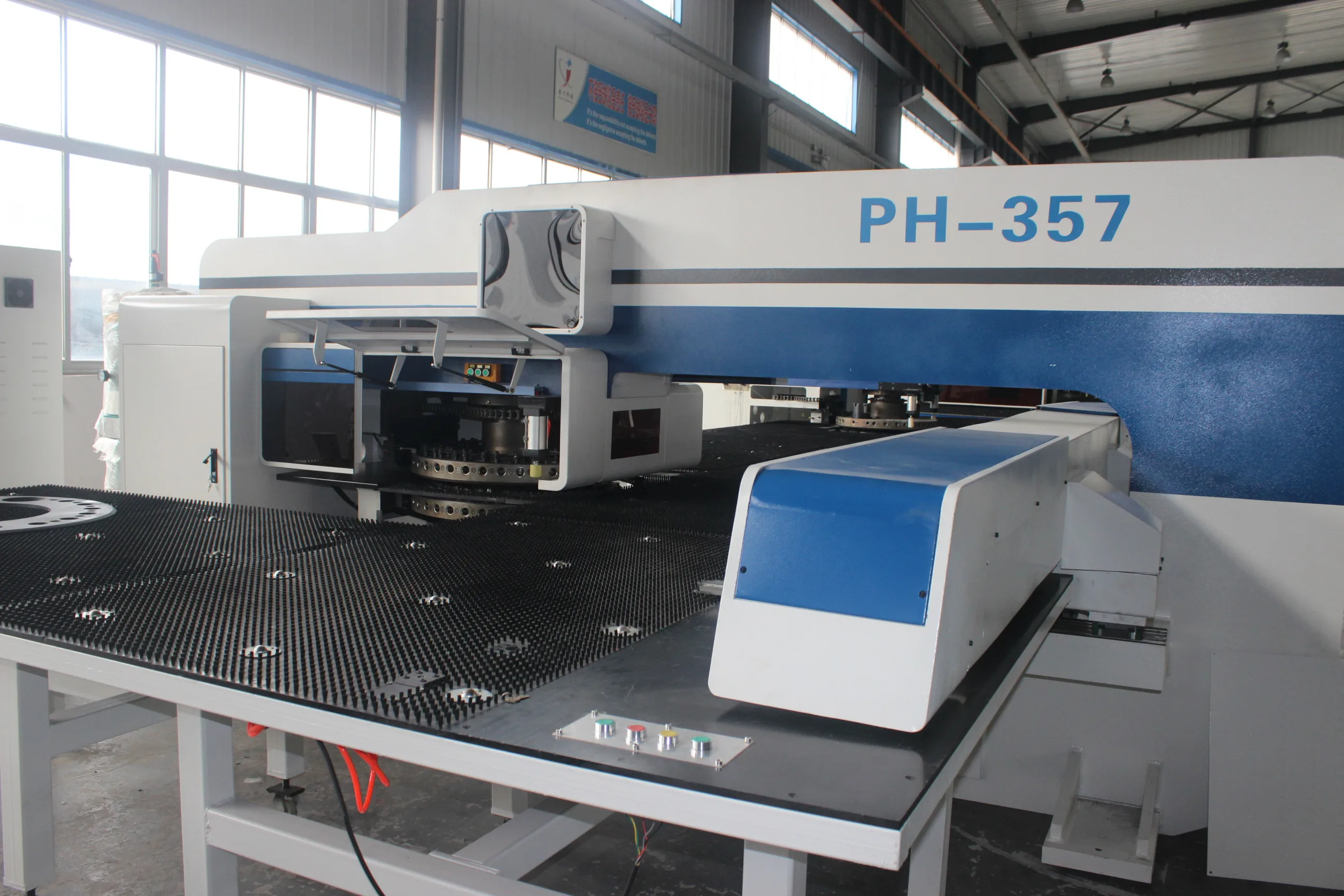 Airconditioning Panels Pressing CNC Turret Sheet Metal Punching Machine