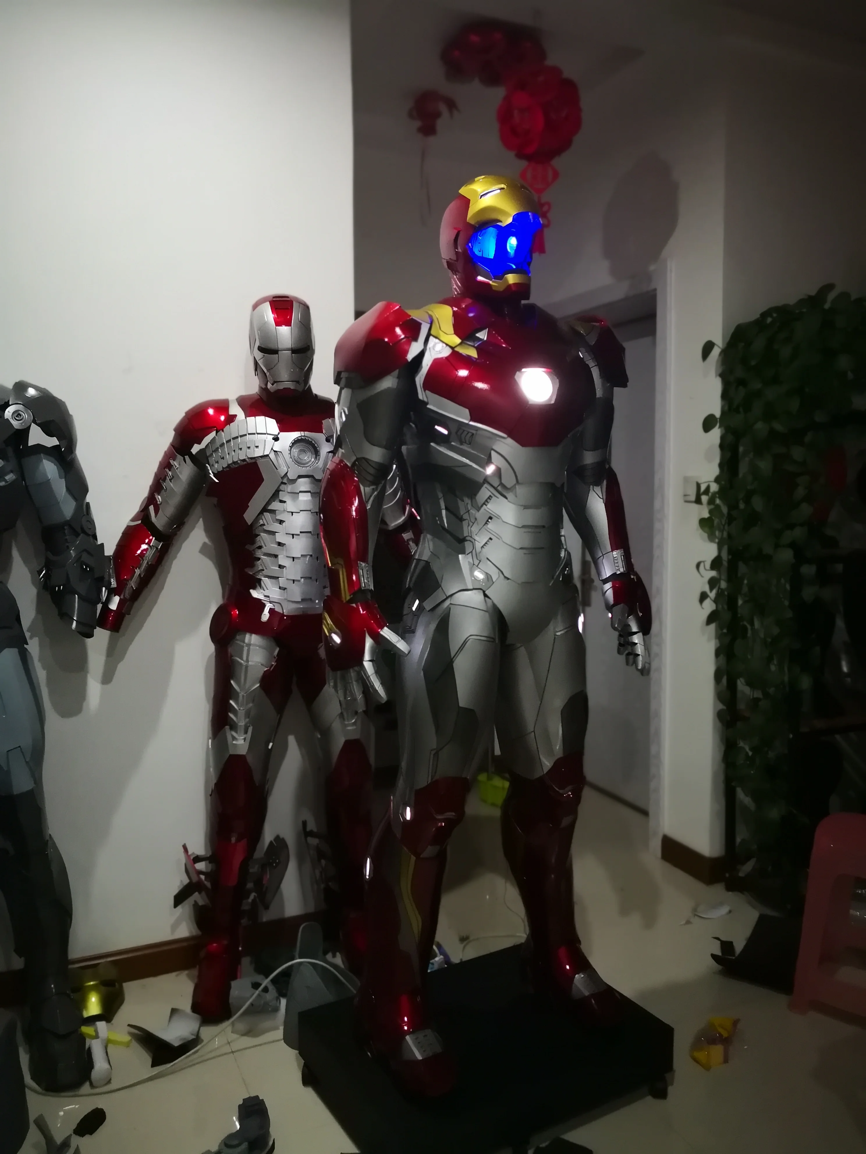 Real Person 1:1 ratio Iron Man Suit Robot Costume Cosplay  Mark47  Adult Cosplay Toys LED Light Up Robot Costume