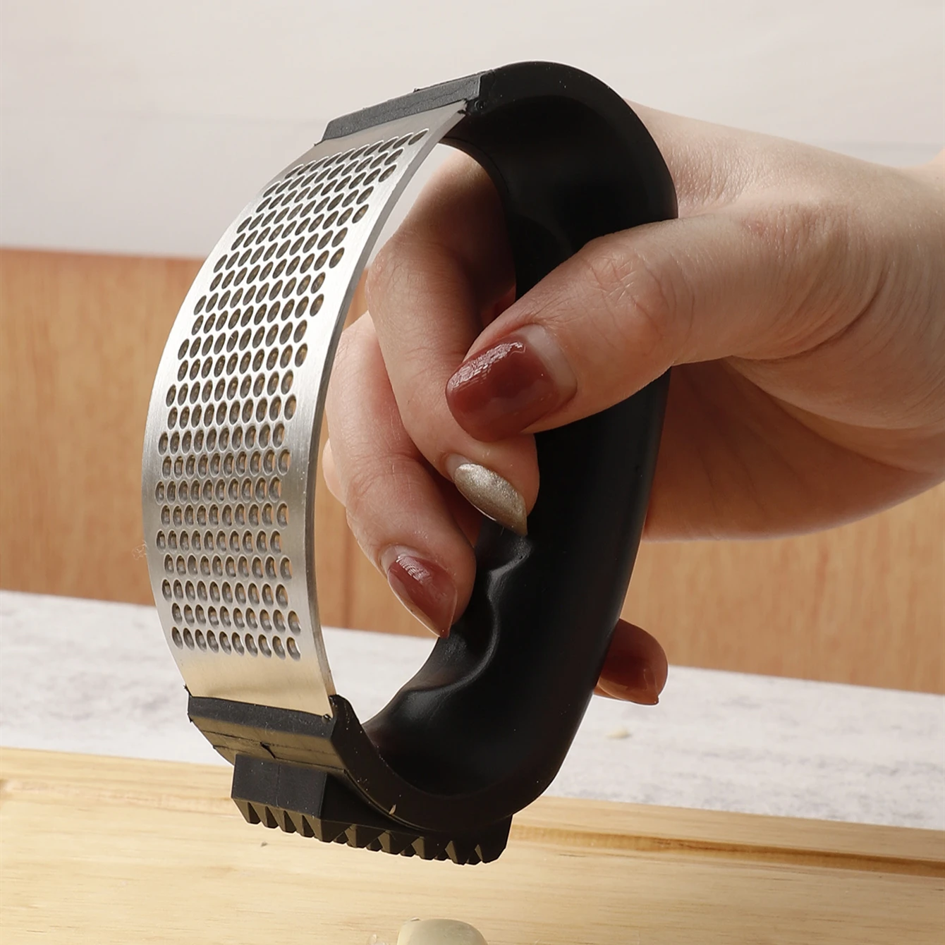 Kitchen fruit & vegetable tools pink black green soft handle arc shape pp stainless steel manual garlic press