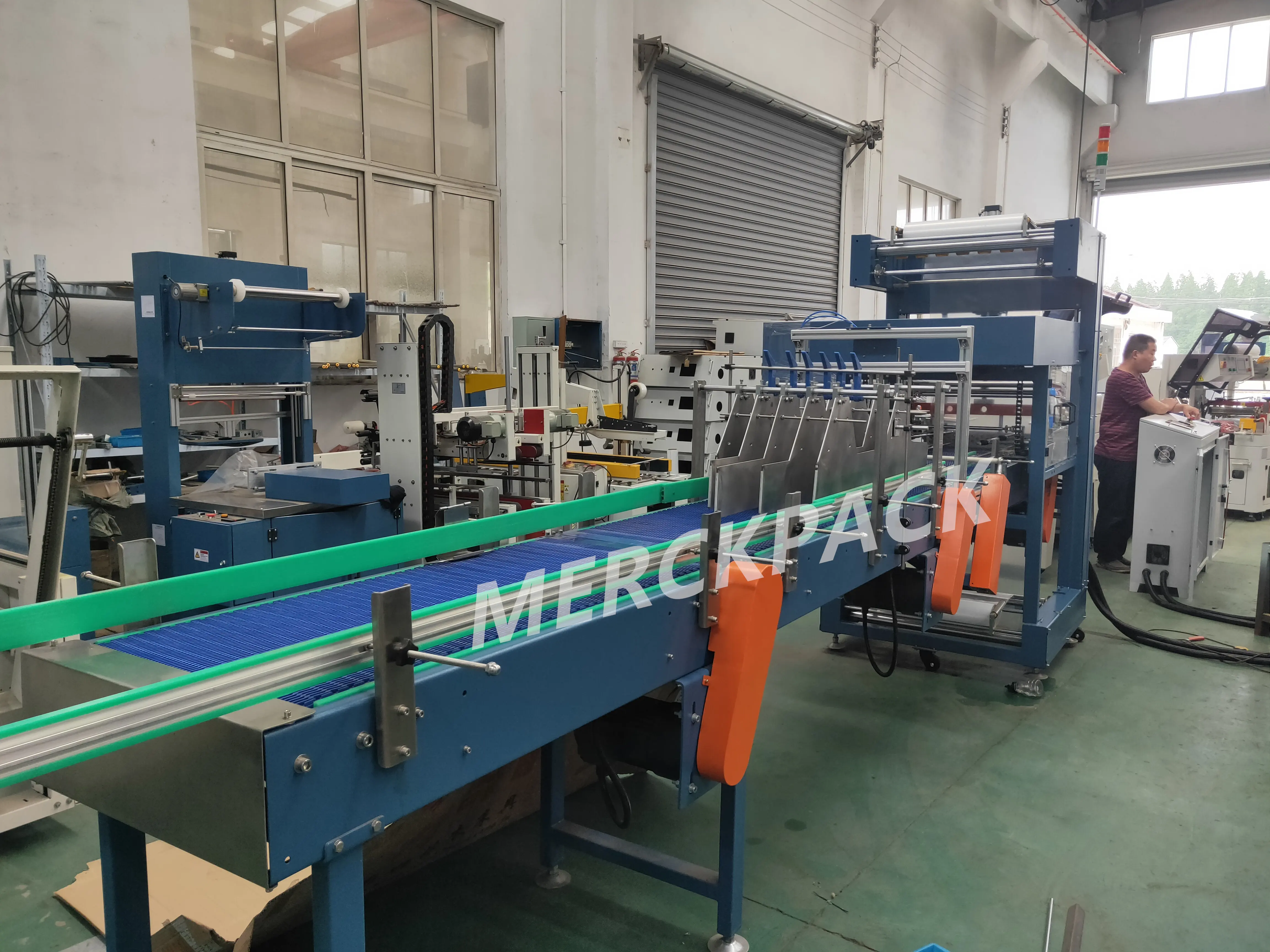 Автоматическая высокоскоростная полиэтиленовая пленка термоусадочная упаковочная машина для растягивания бутылок воды сока напитков газированные банки производственная