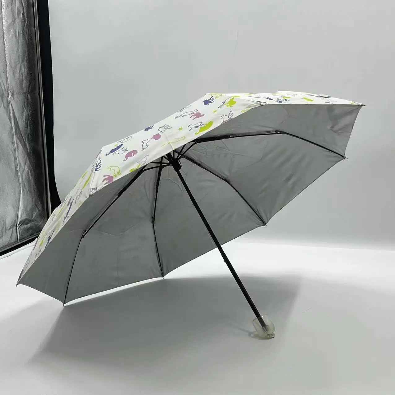 China Customised Manual Windproof 3-Fold Sier UV Full-Color Printed Umbrella Classic Mini Golf Design for Adults Custom Logo