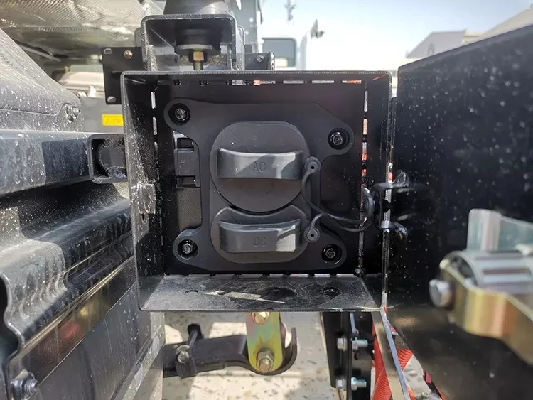 Dongfeng EV18 Hydraulic/Pneumatic Brake 350km NEDC 16.7/20.3cbm Carriage Volume Electric Vehicle Truck Chassis