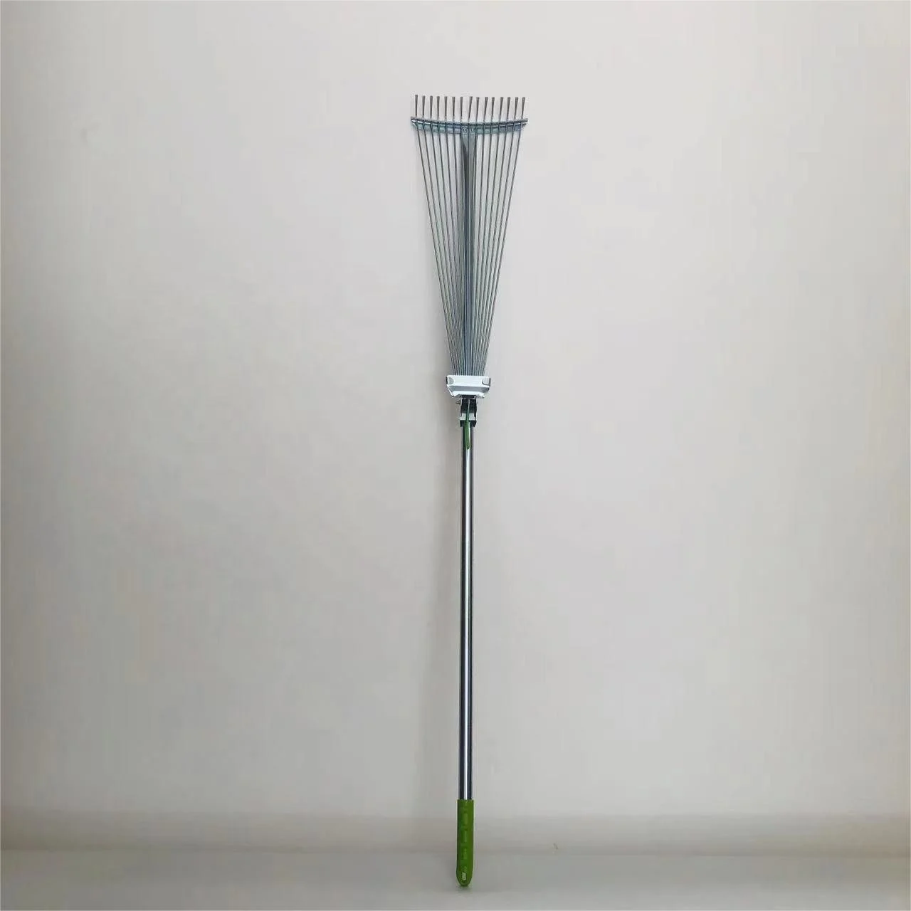 1.5m long handle Galvanized Adjustable Garden RAKE Hand Leaf Rake 15T Steel Rake