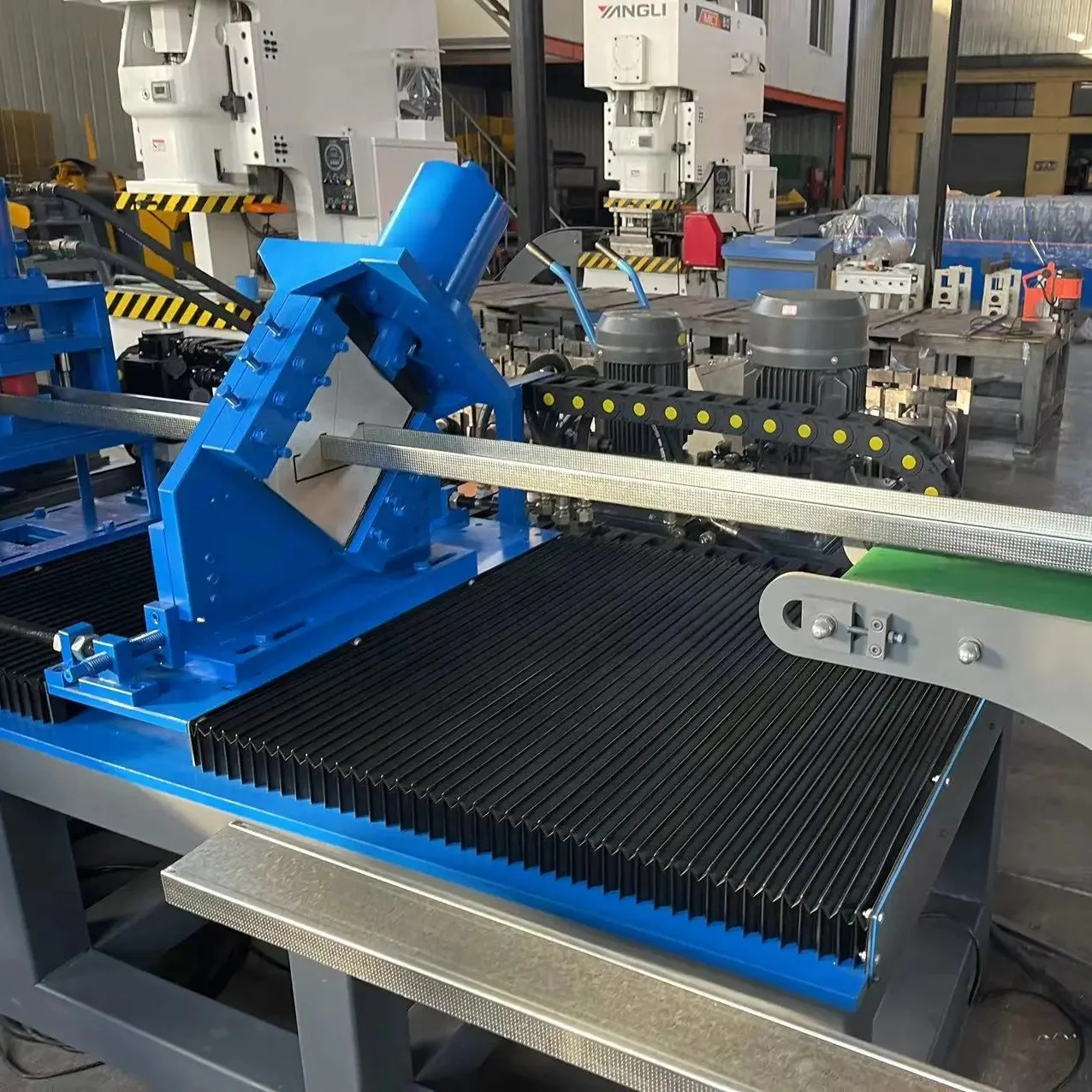 Factory Custom Light Steel Keel Roll Forming Machine with C Z Omega Profile