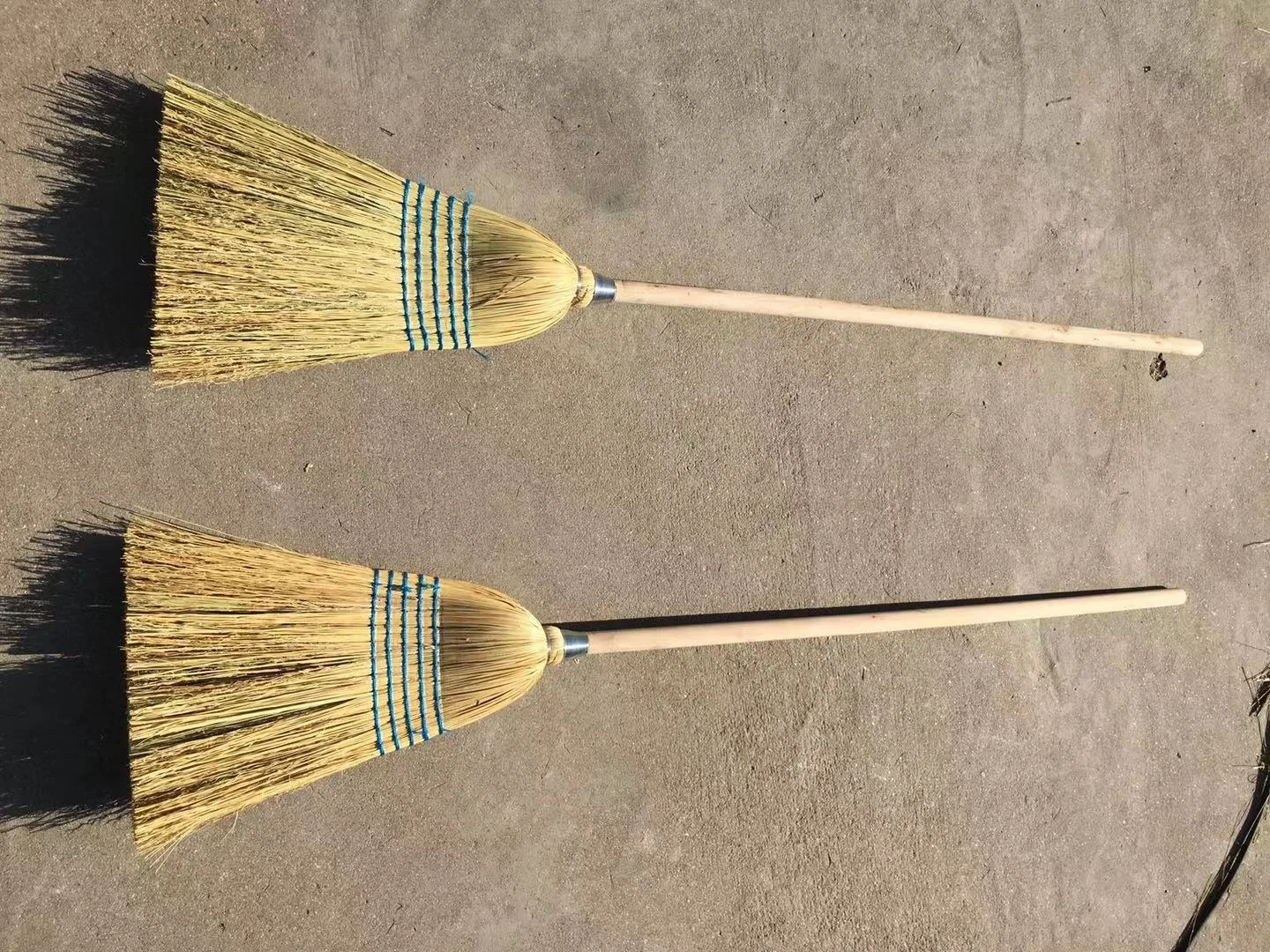 Heavy-Duty Broom Corn Broom Outdoor Commercial Indoor Perfect for Courtyard Garage Lobby Mall Market Floor Home Office Leaves