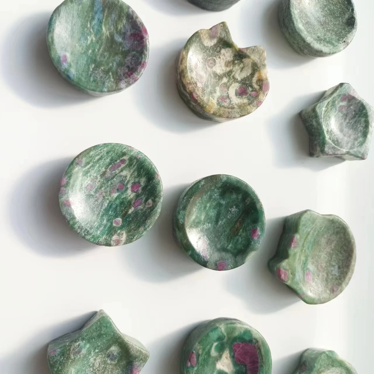 Most popular in 2023 natural crystal ruby fuchsite crystal bowl hand-carved polished gem crafts home demagnetizing ashtray