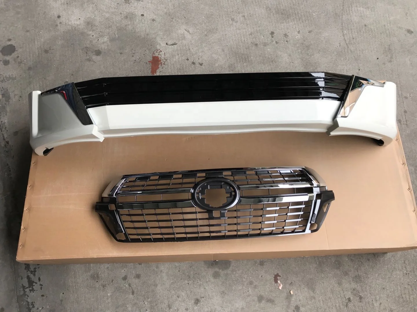 Maictop Auto parts 2021 Body Kit for Land Cruiser FJ200 LC200 Front Bumper Grille Mud Flap Year 2016-2021