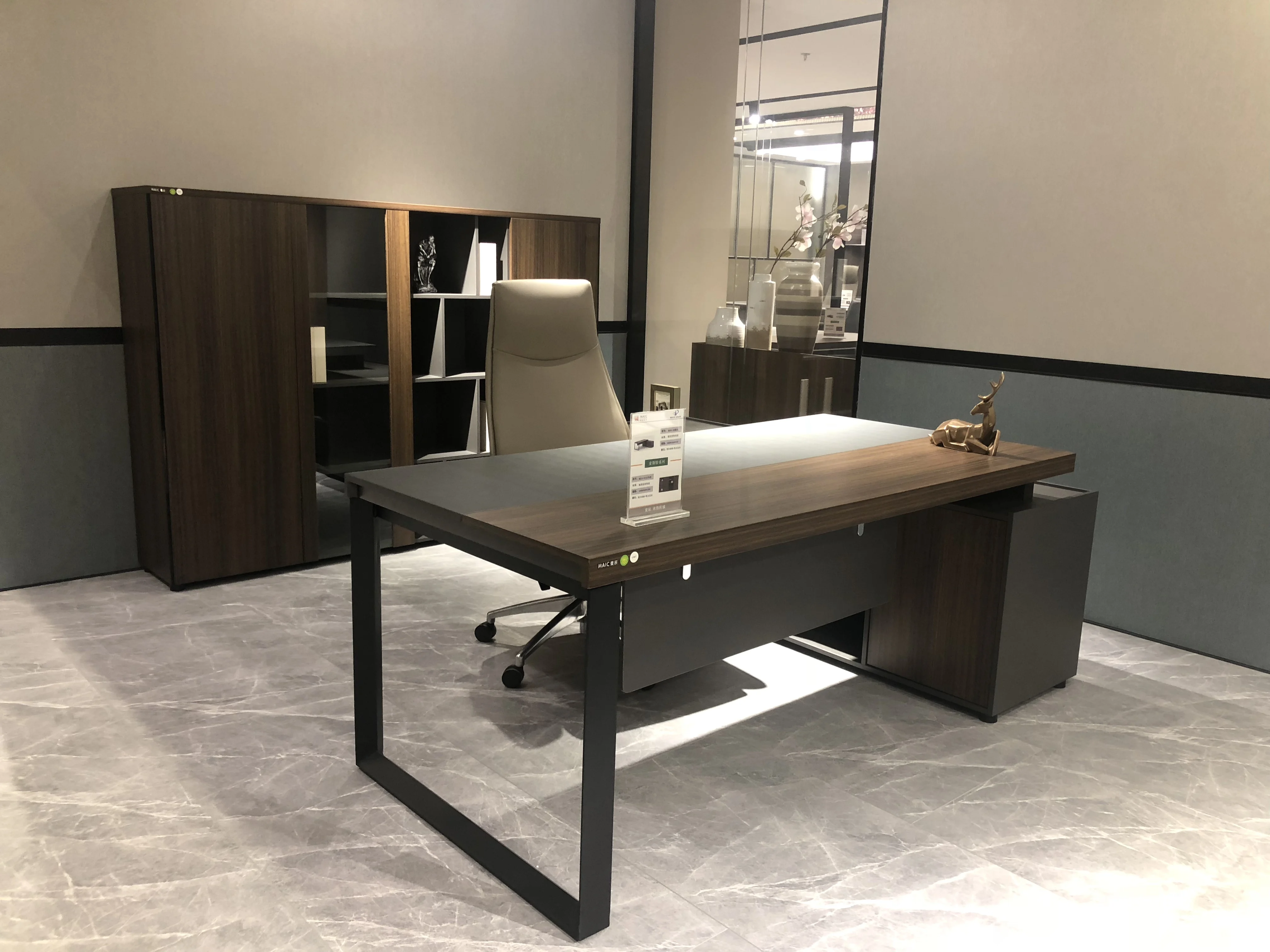 
European Style MDF Wood Office Furniture Table High Class Modern Design Office Boss Desk 