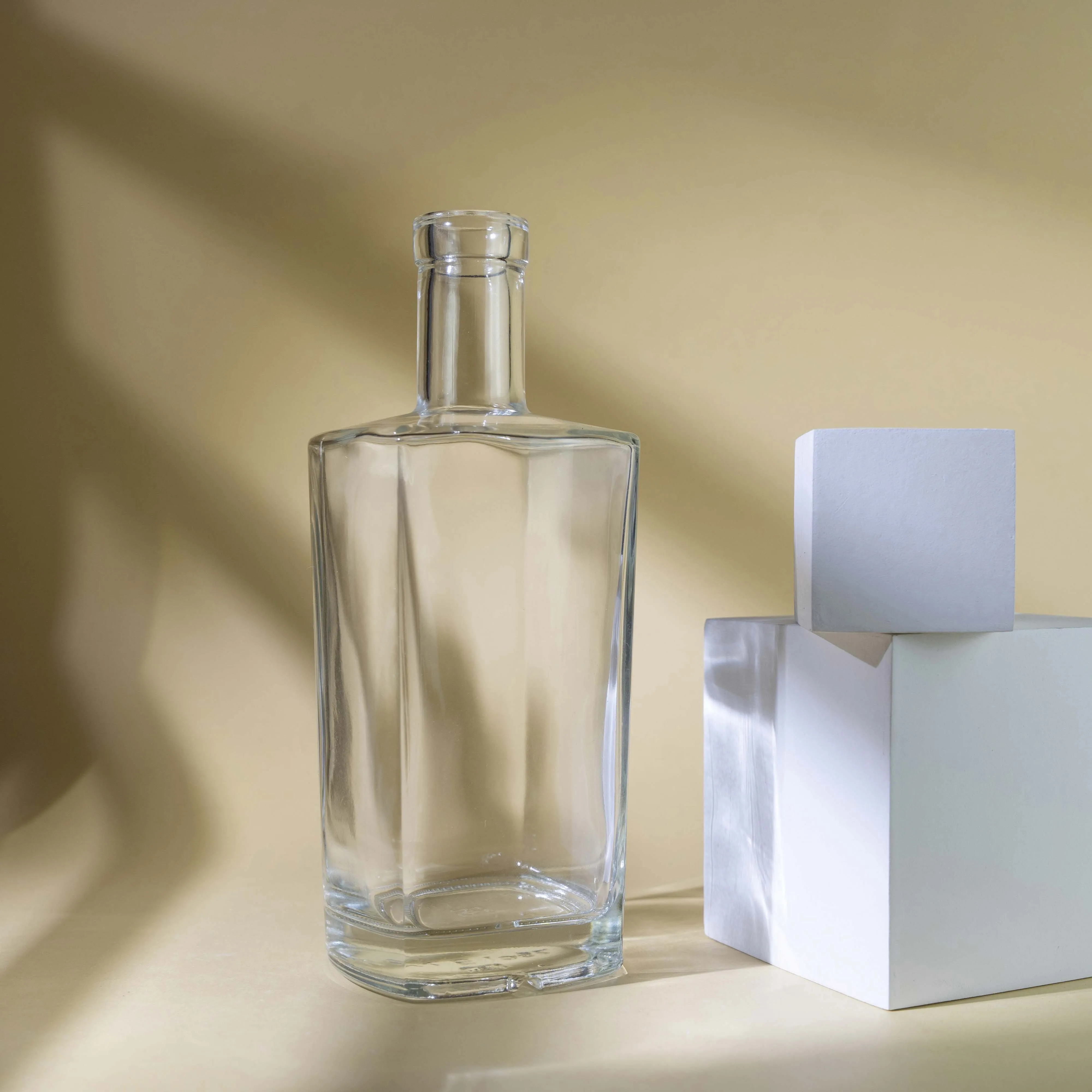 Berlin Packaging Big Volume 750ml Whiskey Liquor Decanter Contessa Bottle Custom Shape Glass Sample Empty Bottle