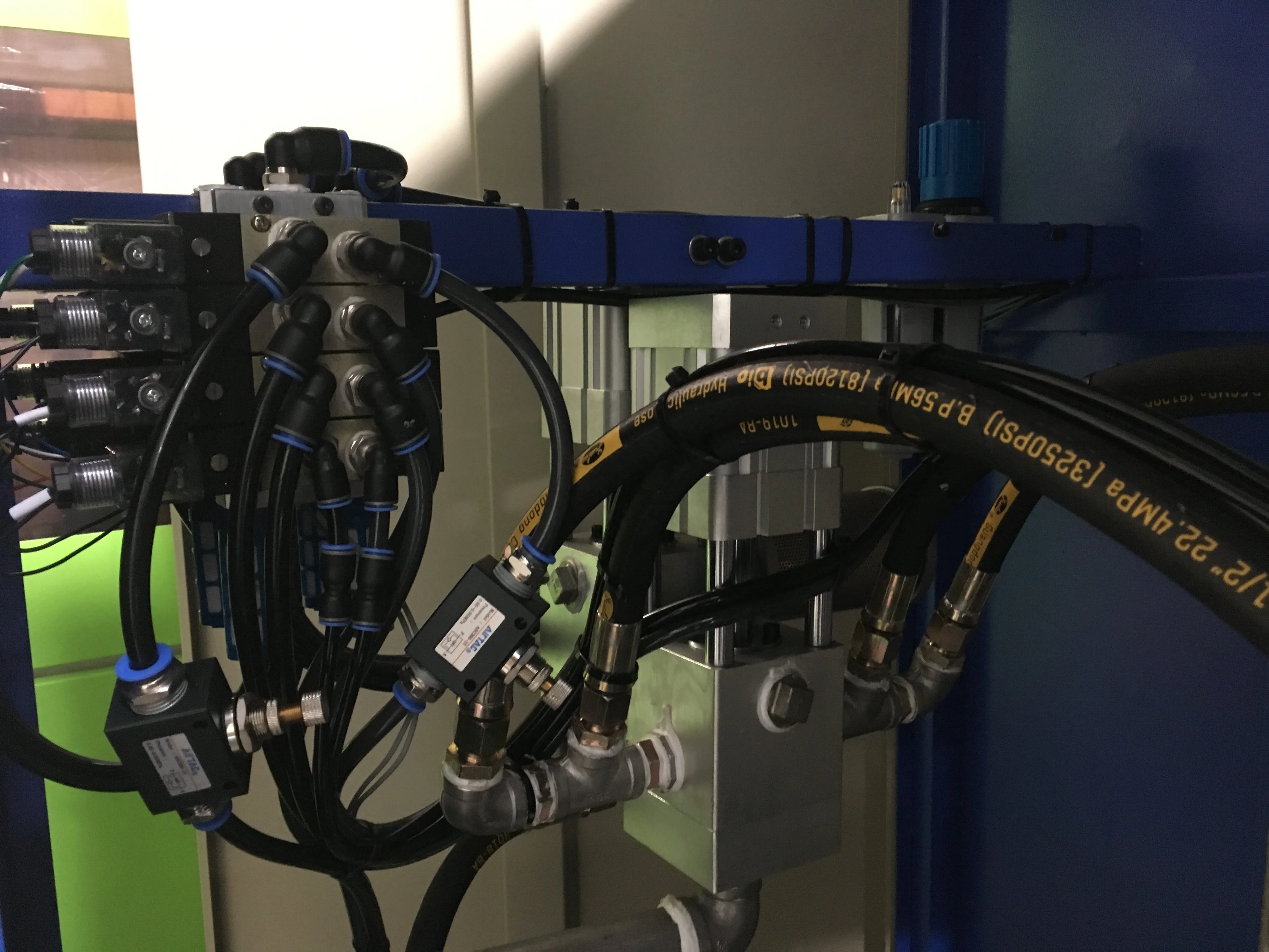 Машина для выдувного формования мини бутылок Pet