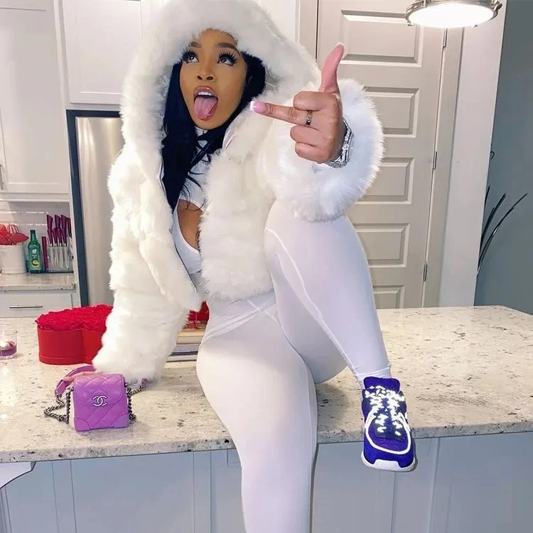 Wholesale fashion pink faux fur short coat winter cropped bubble hooded jacket for women