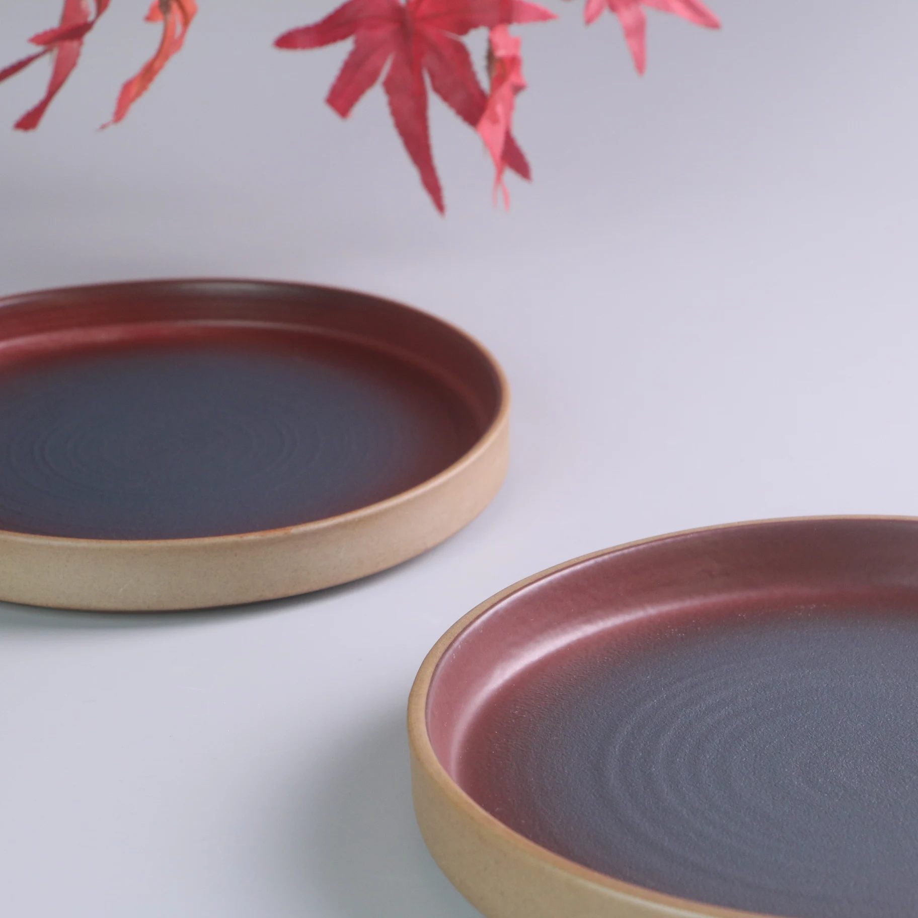 Creative restaurant tableware red Nordic round dinner plate serving tray ceramic disc dinnerware wholesale ceramic plate