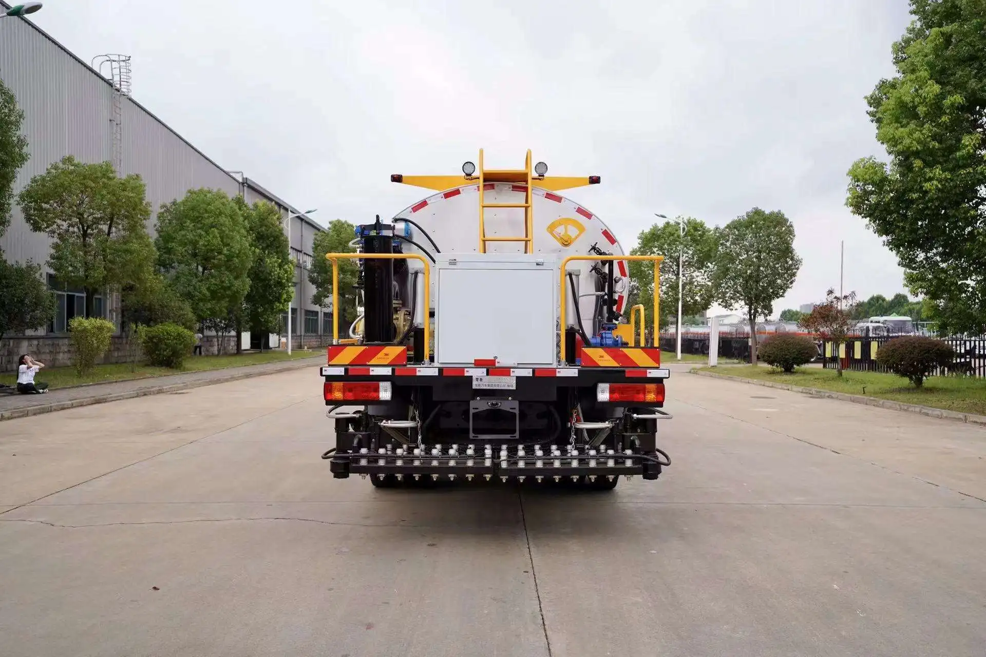 China sale brand new small asphalt distributor truck 4*2 asphalt spreader truck for sale