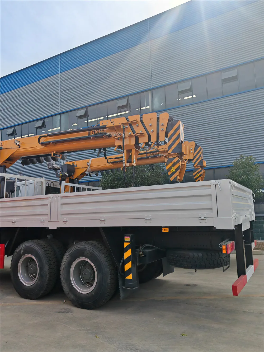 6x6 howo manipulator truck crane 7 ton with auger for hole 2500mm deepness 350mm diameter