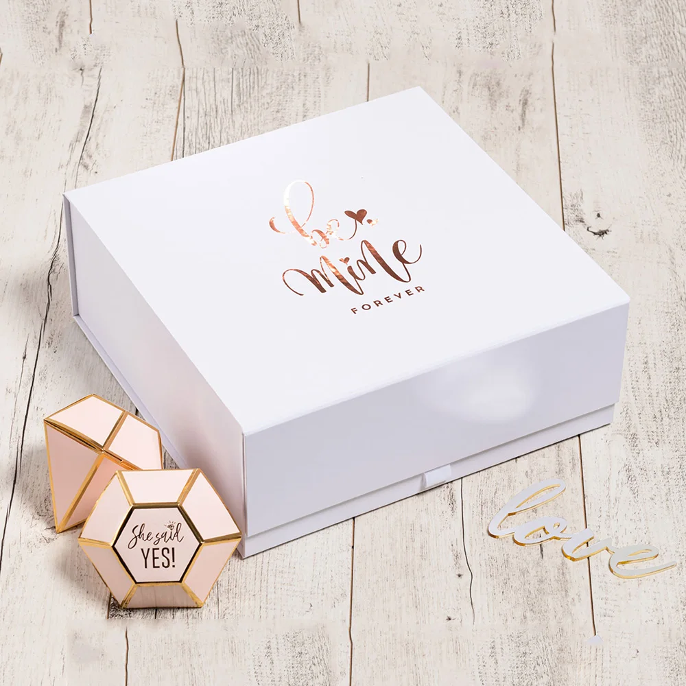 Customized Logo White Packaging Foldable Rigid Hamper Keepsake Gift Boxes With Magnetic Closure