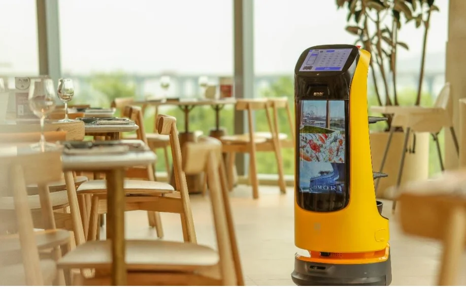 Ресторан еды отель и кафе нуждаются в прогулке разговоре с умным роботом для доставки