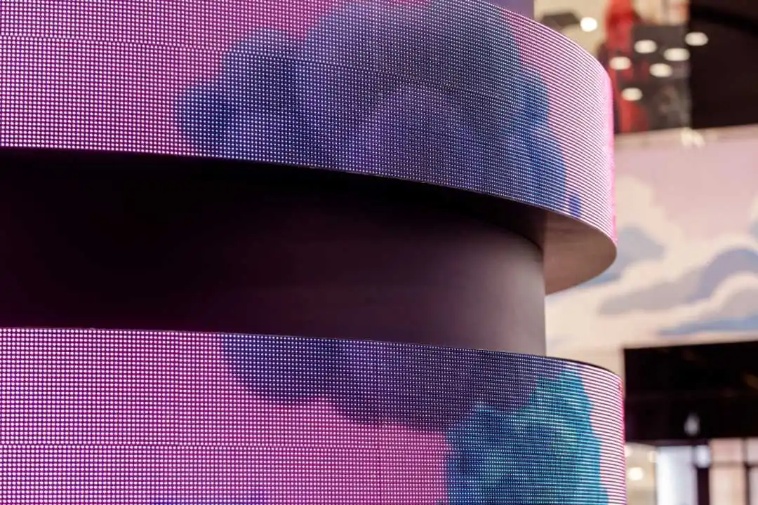 4K High Resolution Flexible LED Soft Curved Panel Screen P5 Indoor Application Annular Rolling Display