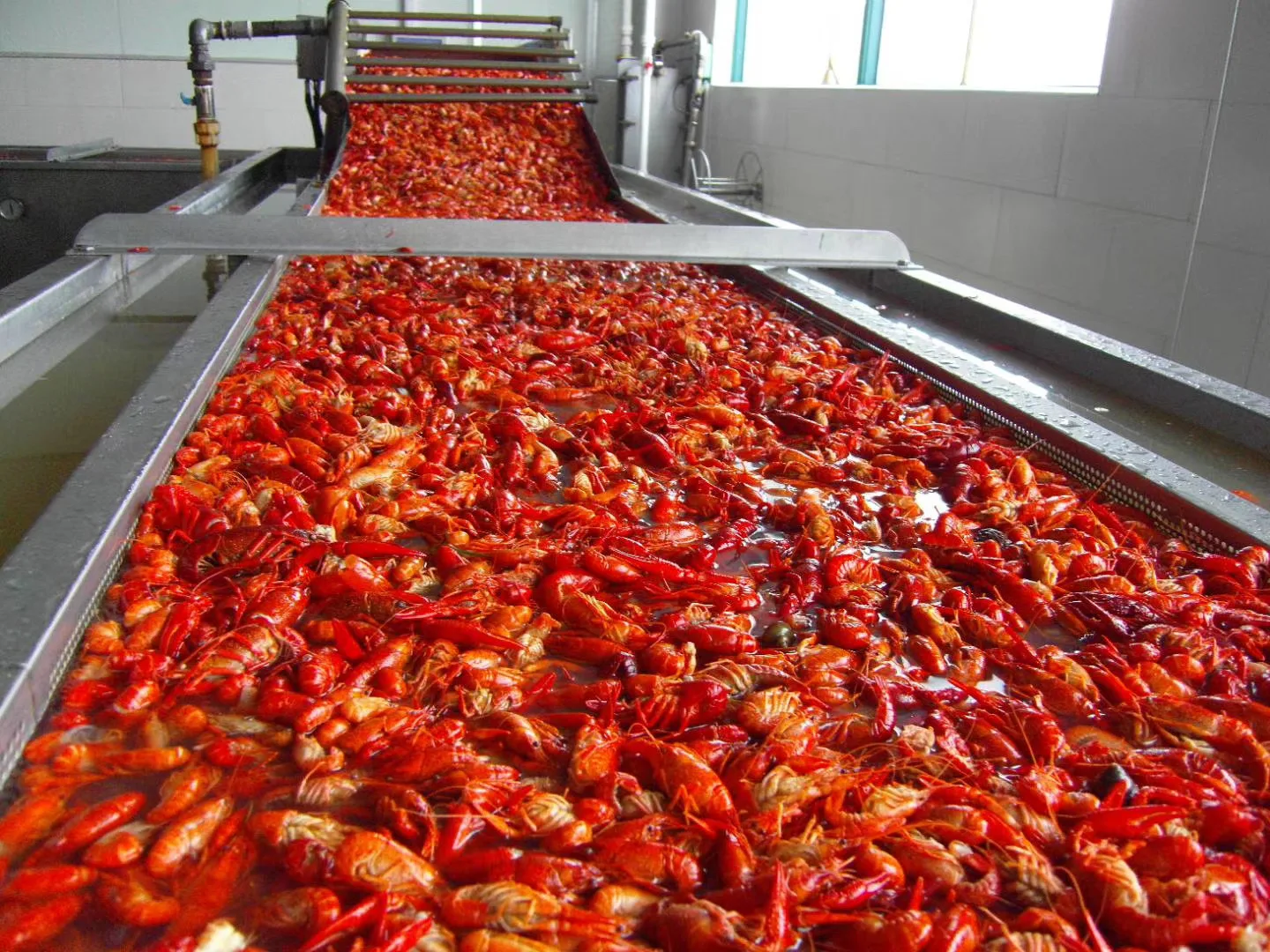 Seasoned cooked frozen hot and spicy crawfish