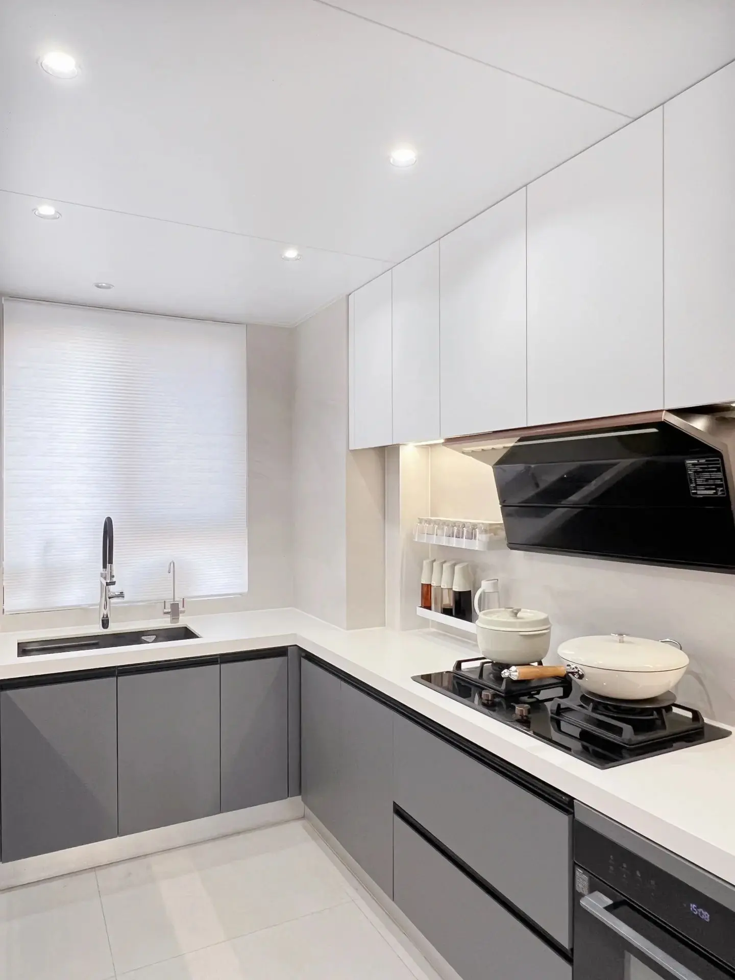 Custom European Full Morden Luxurious High End Grey Kitchen Shaker Style Cabinets with Glass Showcase