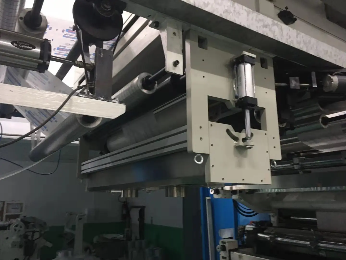 Corona treater for metallic film/ceramic corona /ceramic electrode