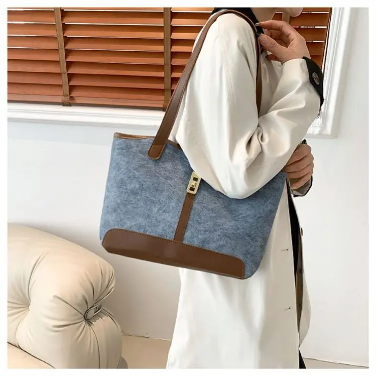 Handbags 2024 3 Colors Lock Lady Design Button Lady Tote Bags Chains Purses For Girl Tassel Factory Wholesale Letter Light