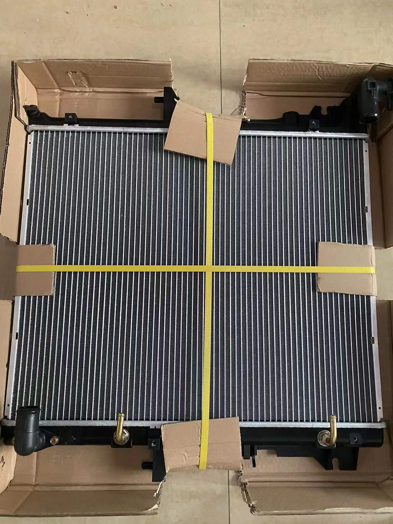 Wholesale auto parts radiator for 4D56T 1350A315