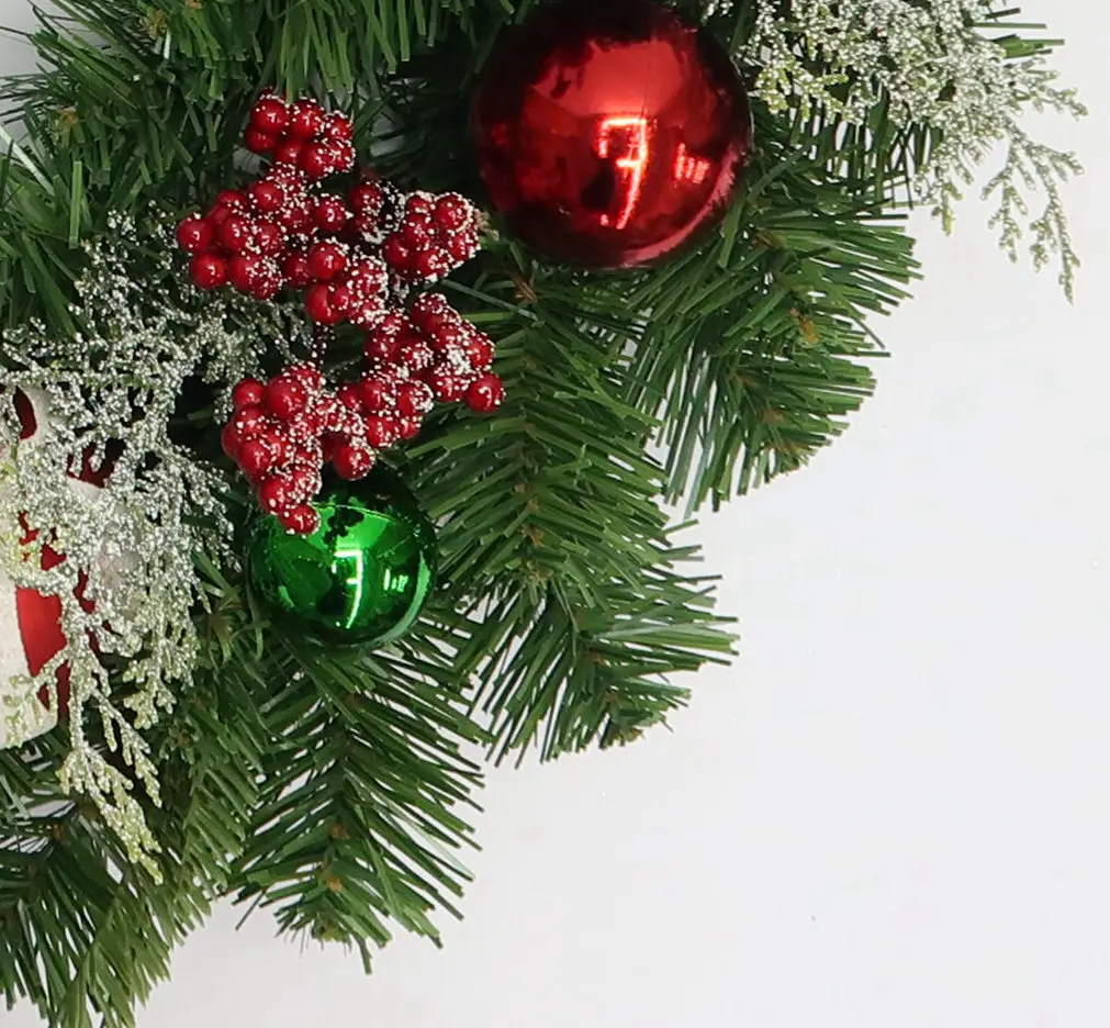 Wholesales Cheap Factory Price PVC Indoor Decoration Realistic Artificial Christmas Garland with ball For home decoration