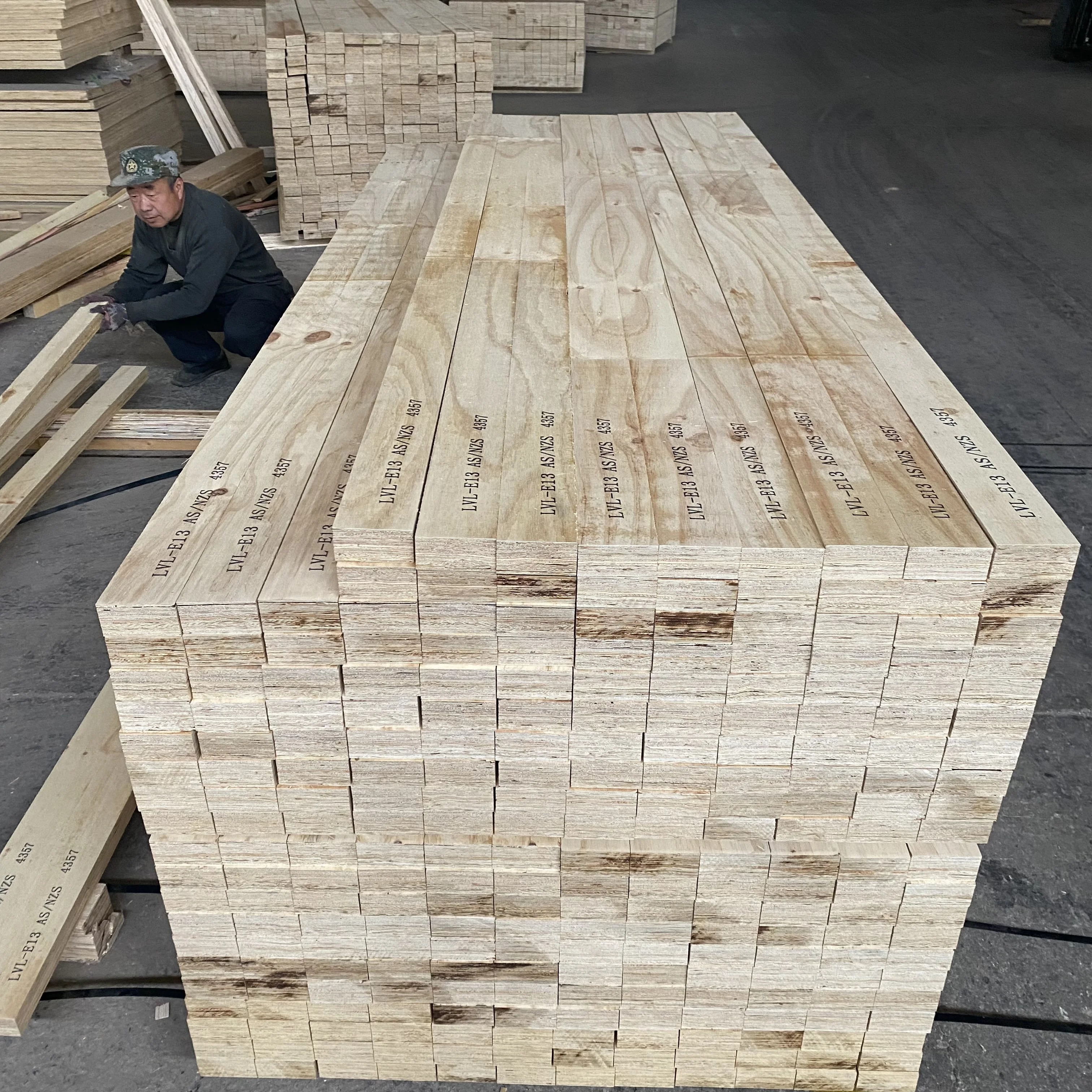 Plywood type Chinese Suppliers yeluwood pine LVL glulam beams wooden laminated beams for bridge house building Structural