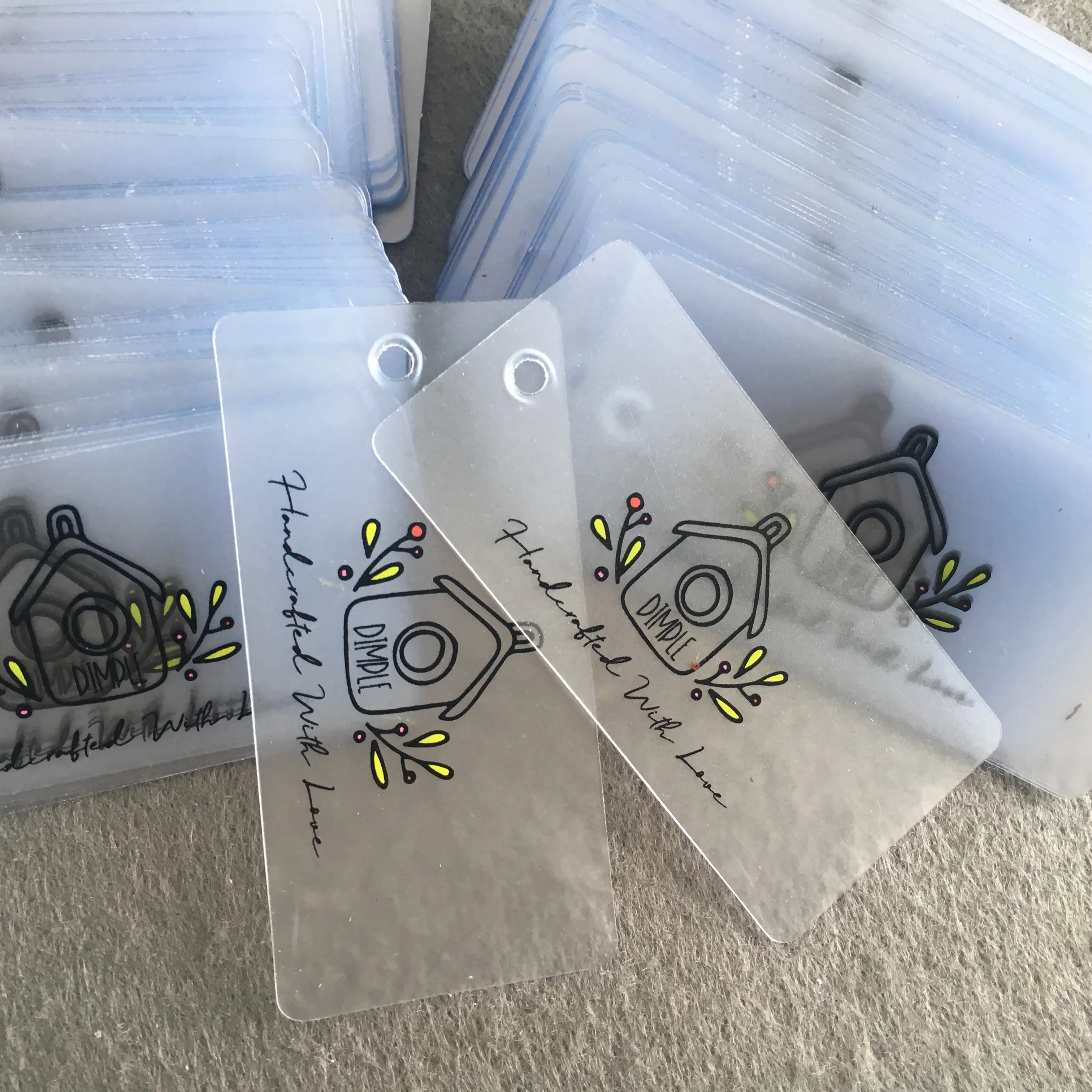 Роскошные Пользовательские печать на одежде прозрачные матовые ПВХ подвесные пластиковые бирки для одежды