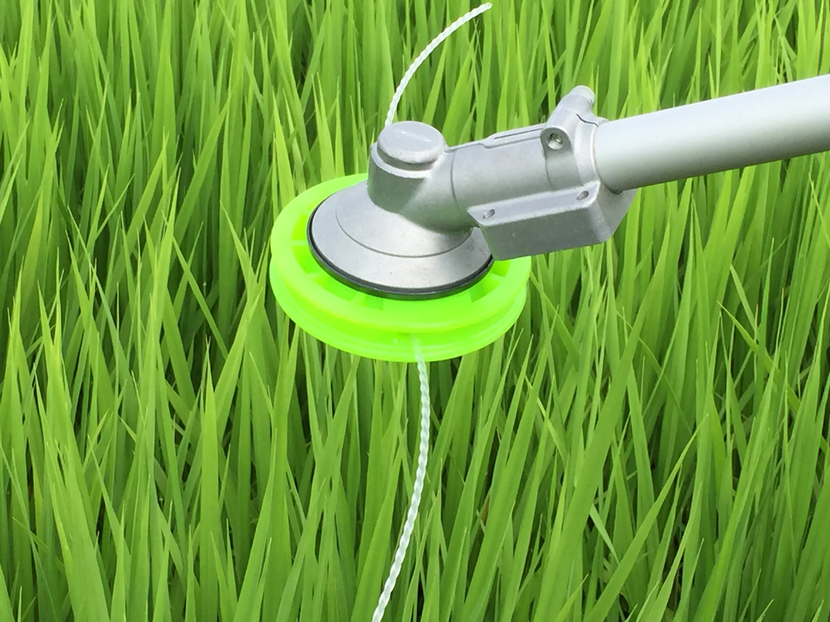 Комбинация головки резака, довольно удобная электрическая косилка, триммер для травы