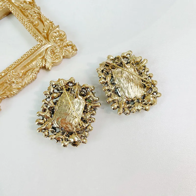 Vintage Luxury Baroque Square Brooches Women Green Red Rhinestone Pearl Crystal Badge Pins Office Party Coat Cloth Accessories