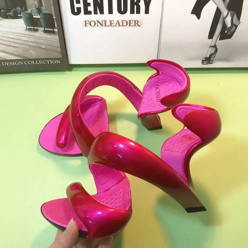 Женские летние туфли со змеиным принтом необычные на высоком каблуке 2022