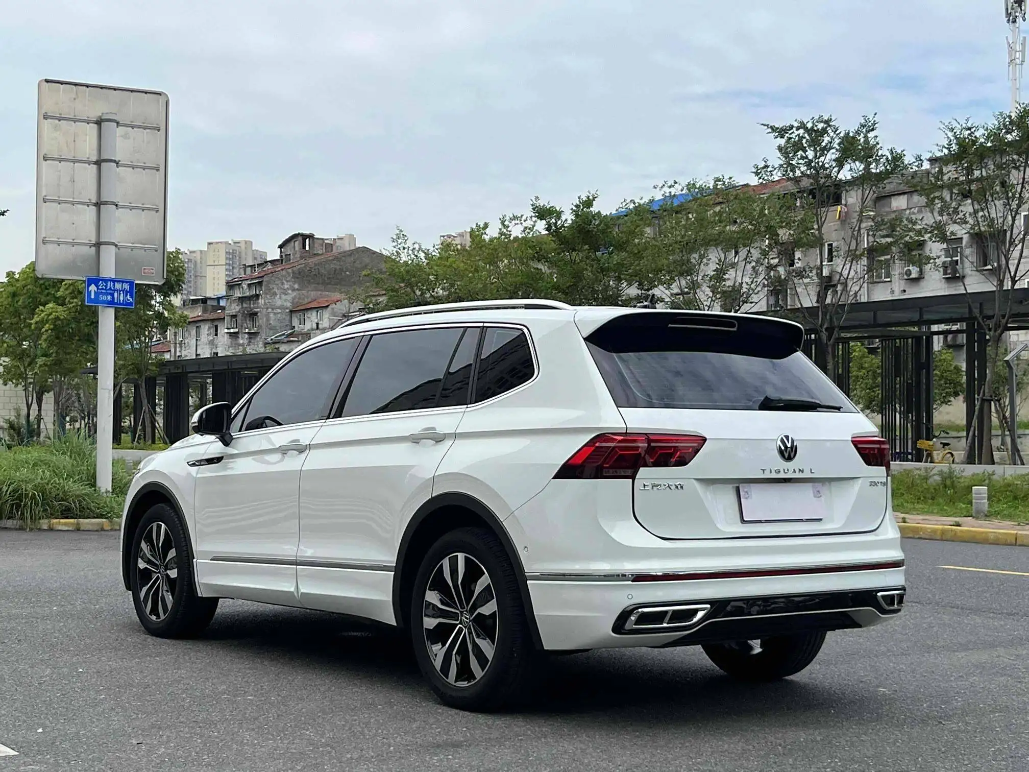 2022 Volkswagen Tiguan L Comfort Edition 330TSI Turbo 8L бензин/газ 2WD автоматический 17 металлический багажник на крышу кожаный свет FWD левый