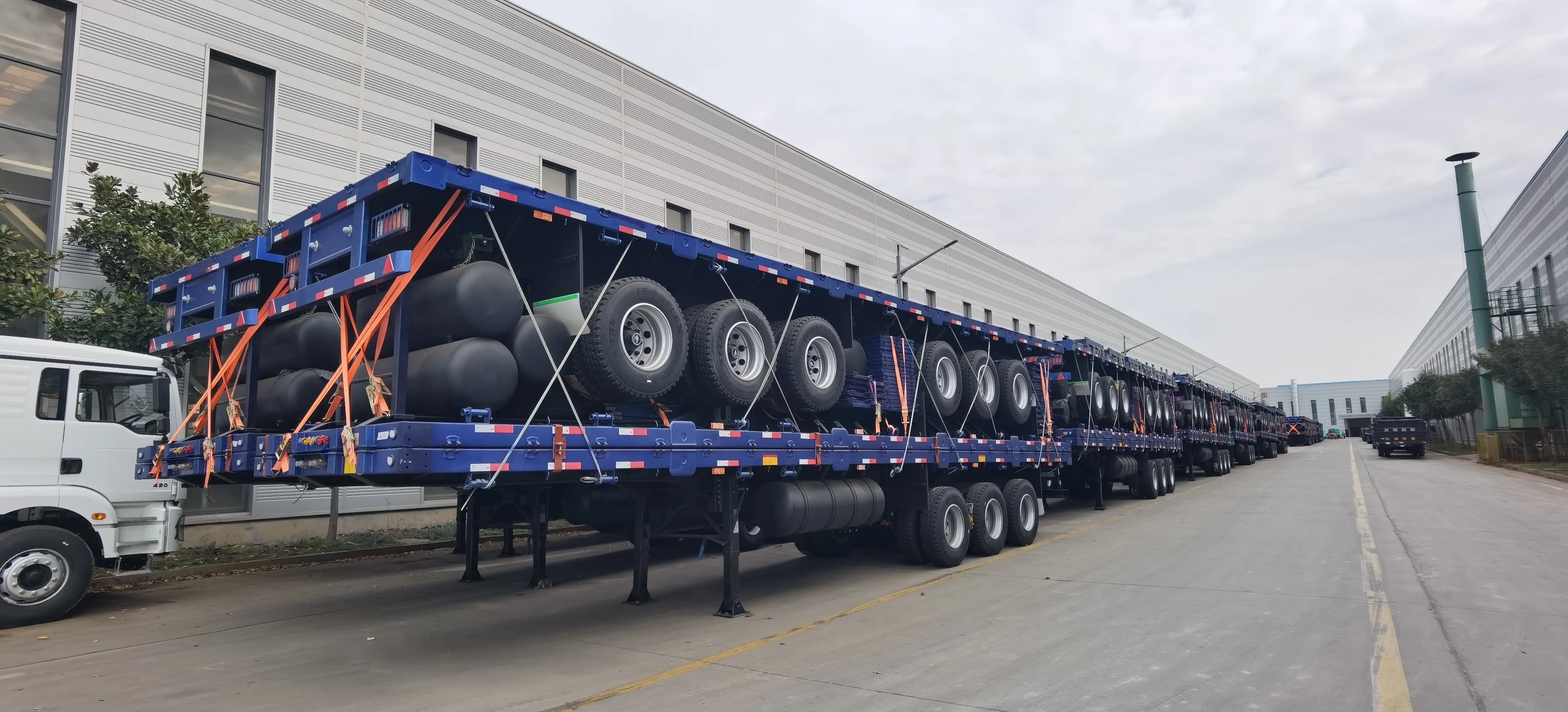 2024 High Quality Shipping 40ft Transport Container Flatbed Semi Trailer with Twistlock