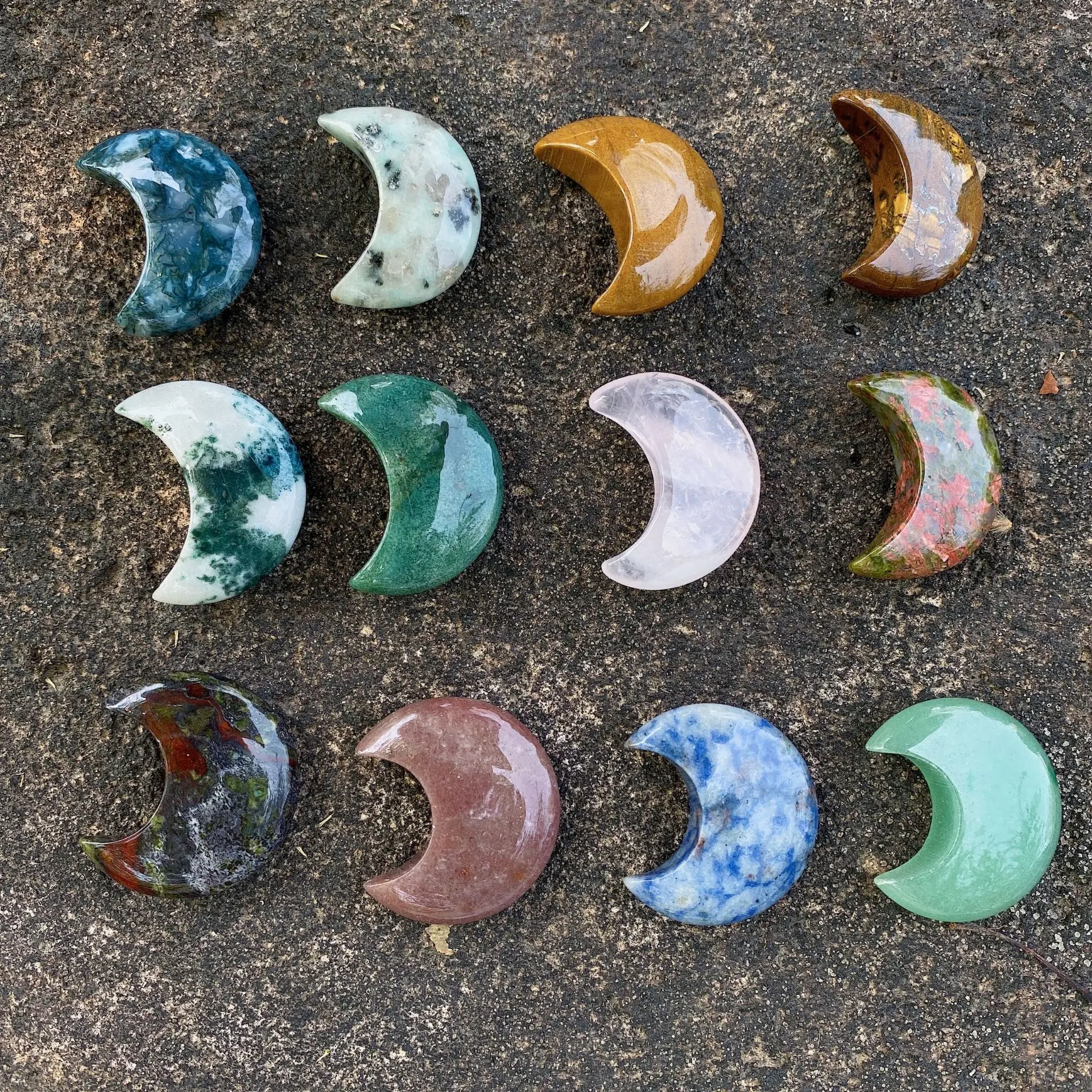 2022 wholesales gemstones moon pendant bulk 30mm crescent natural stone powder crystal agate moon ornaments