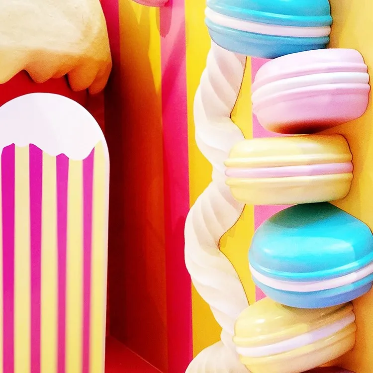 Low price Shop Popular Fiberglass display Donuts macaron sculpture Resin macaron dessert sculpture For Amusement Park Ornament