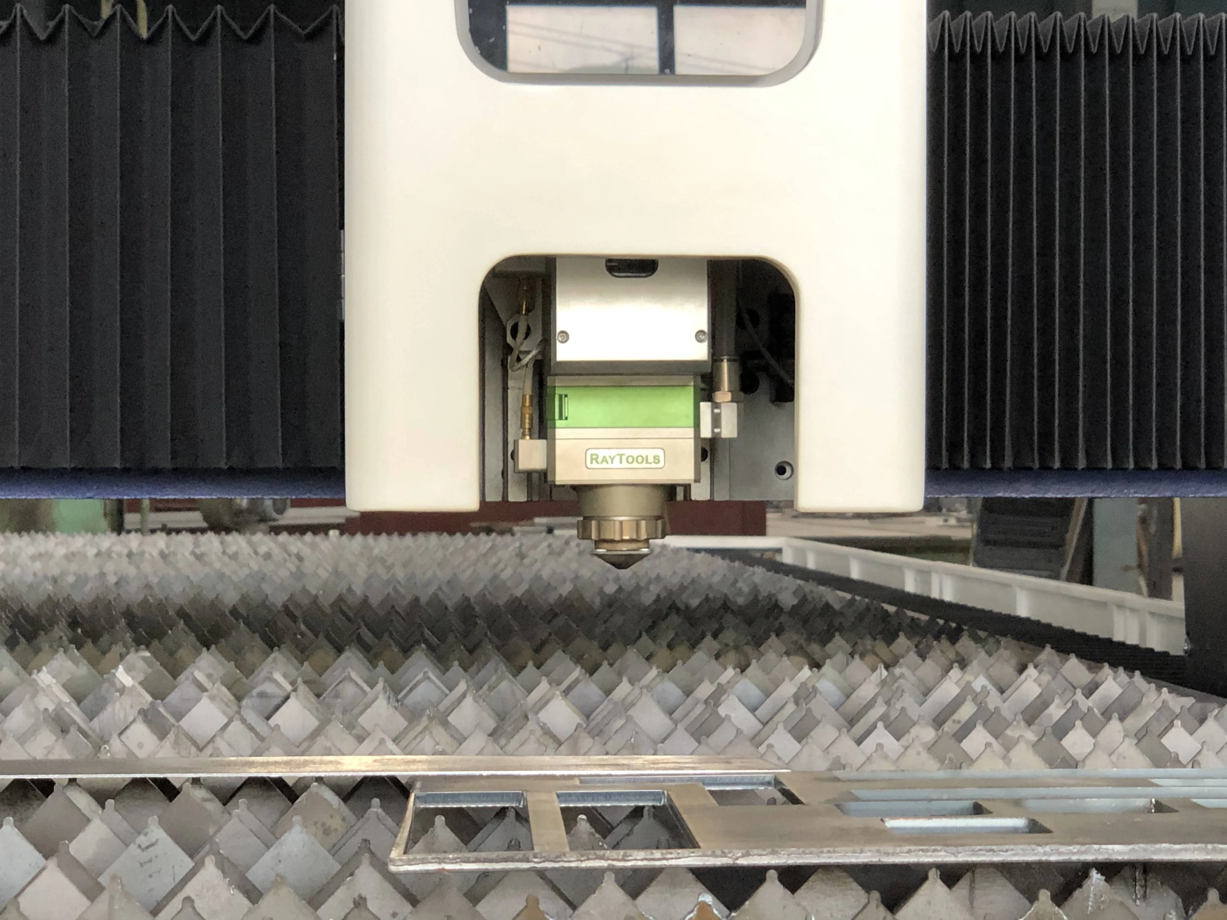 1000W 2000W 3015 4020 6020 Large Enveloping High-speed Fiber Laser Cutting Machine For Cutting Metal Plates