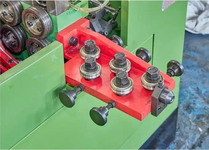 Multi-station hex head cold heading machine long screws making machinery