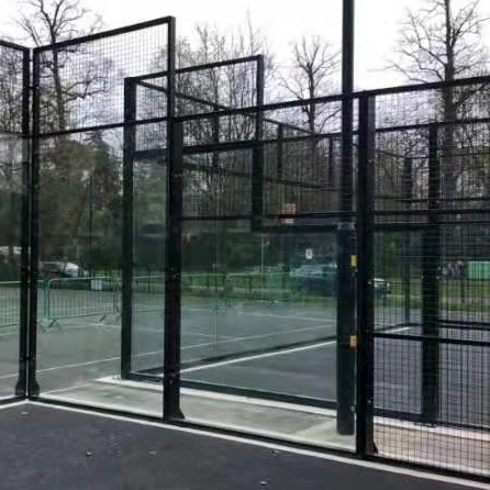 Теннисная ракетка с защитной сеткой и стеной