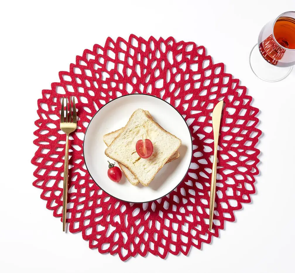 round flower hollow pattern Wholesale luxury PVC table placemat heat-resistant and stain-resistant table mat can b