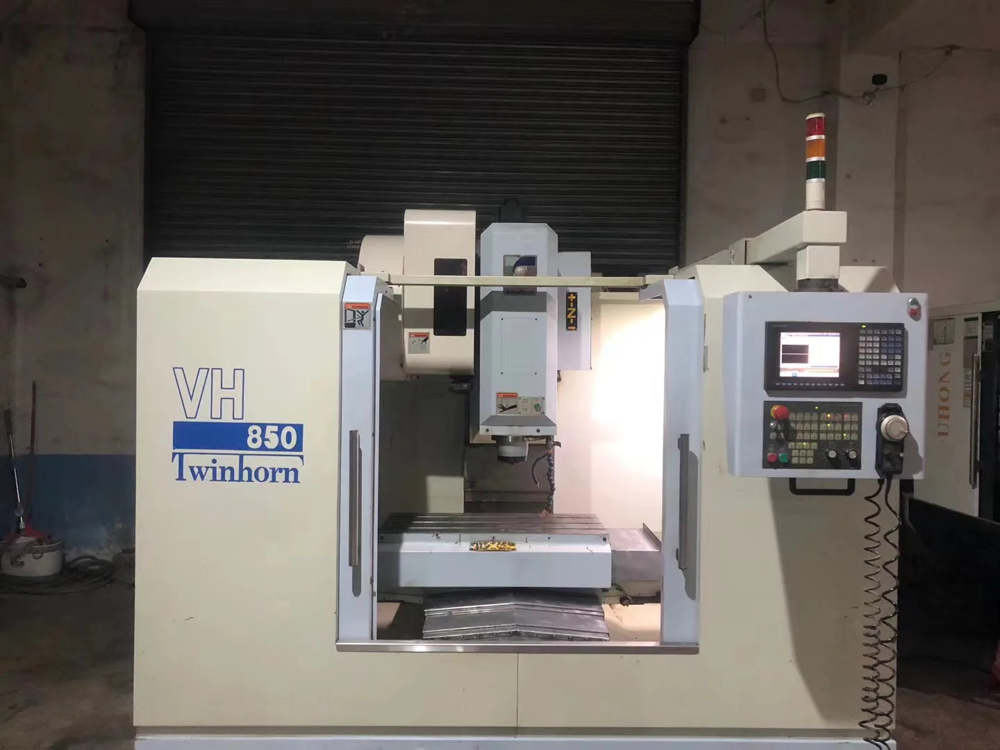  Низкая цена используется Тайвань Twinhorn VH 650/850/1010 CNC фрезерный станок 3 оси