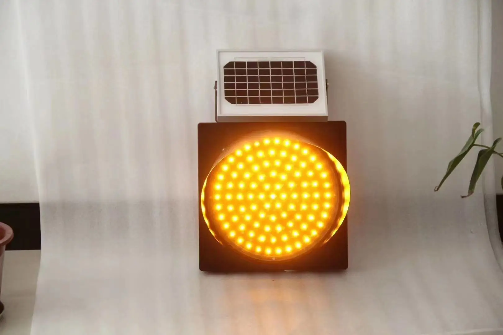 Solar Powered LED Traffic Sign Flashing Red Green and Yellow Light Traffic Warning Product traffic sign