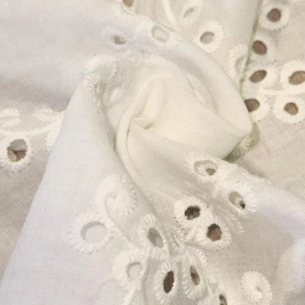 Кружевное ажурное платье с цветочным узором