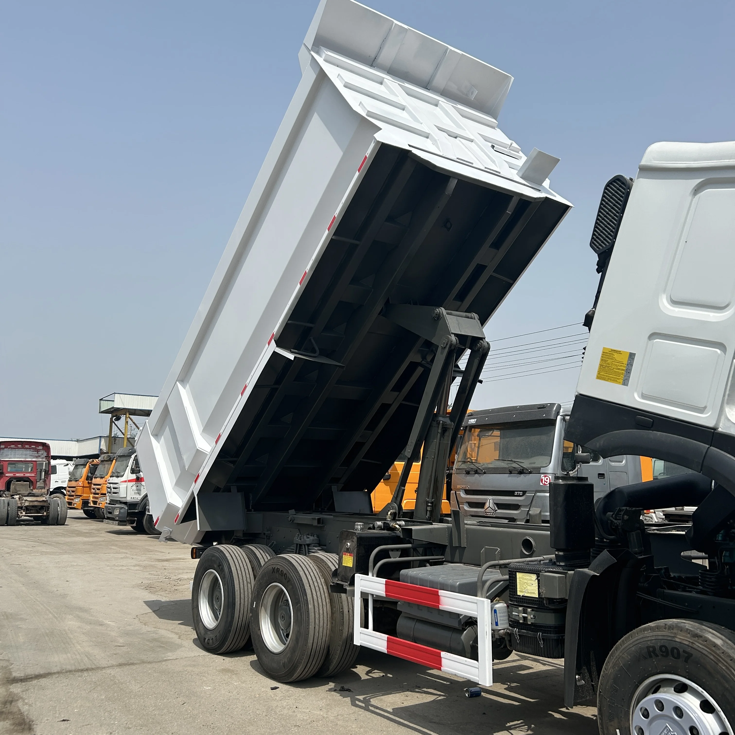Оптовая продажа Подержанный самосвал HOWO 6x4 8x4 Национальный большегрузный грузовик группа евро 2 левое рулевое управление угольный песок гравий транспорт