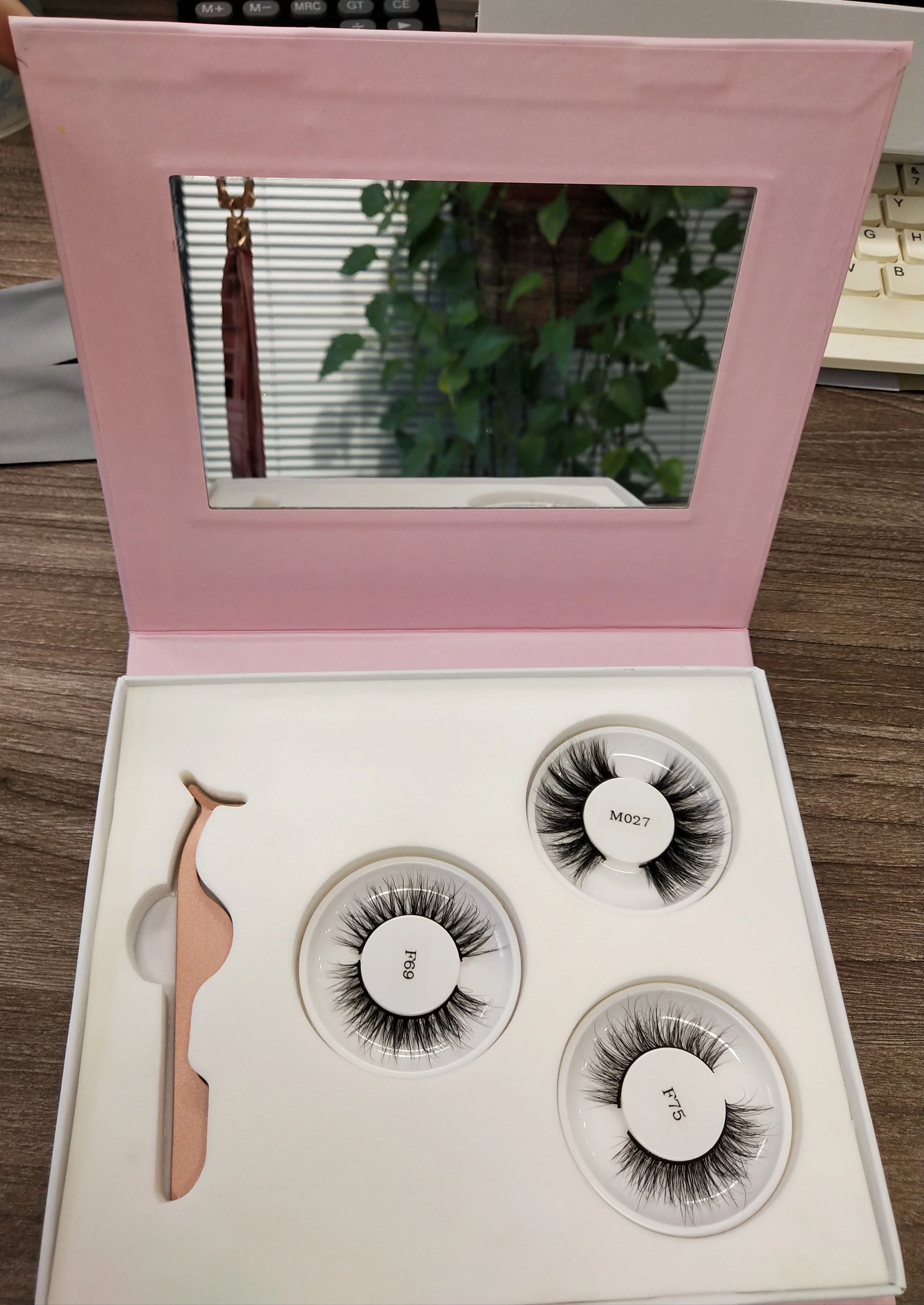 
2020 newly wholesale 3d top mink 25mm eyelash oem lashes strip custom packaging case vendors for makeup 
