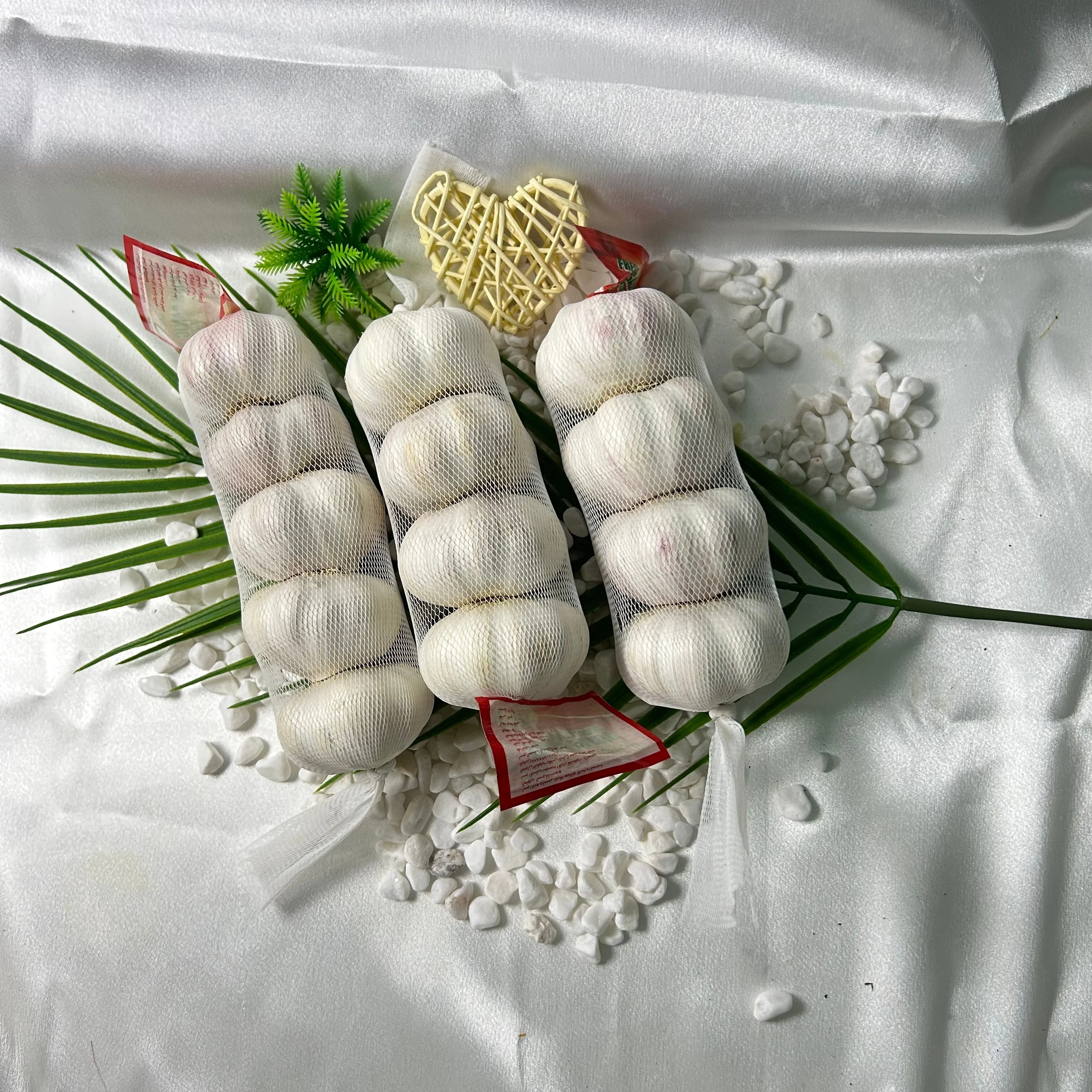 Sample: Size 5.0cm-5.5cm fresh normal white garlic grown from China, mesh bag packing/carton packing/customizable