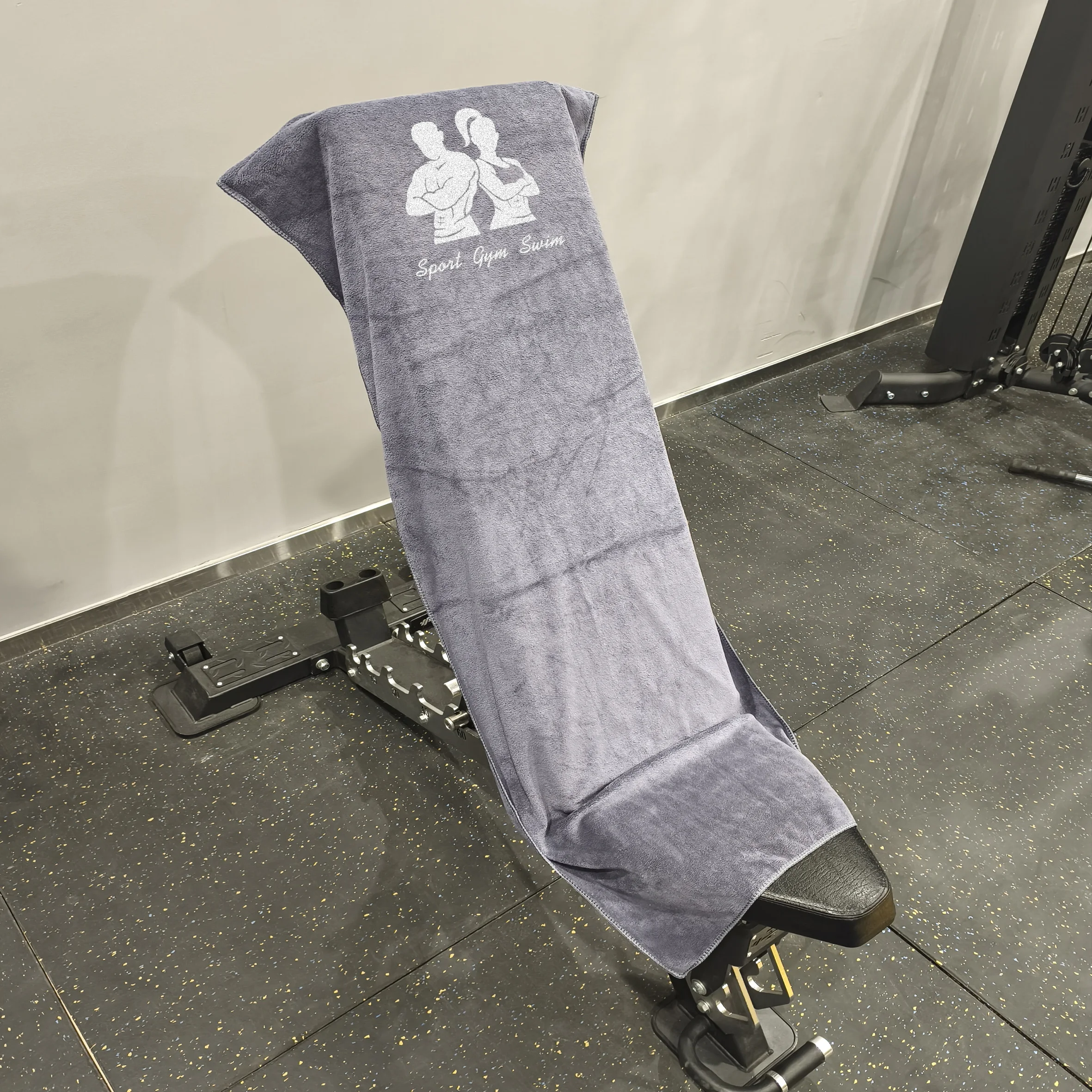 Custom Embroidered logo Sweat Workout Towel Super Absorbent Microfiber Sport Fitness Gym Bench Towel with Zipper Pocket