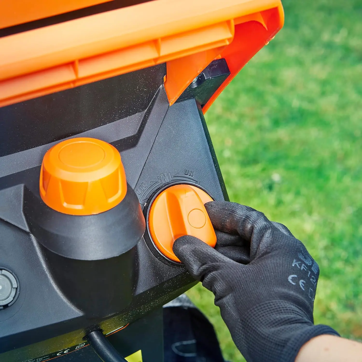 LawnMaster  Garden Shredder 2400W Includes 50L collection bag rapid blade system safety plunger and glasses FD2402
