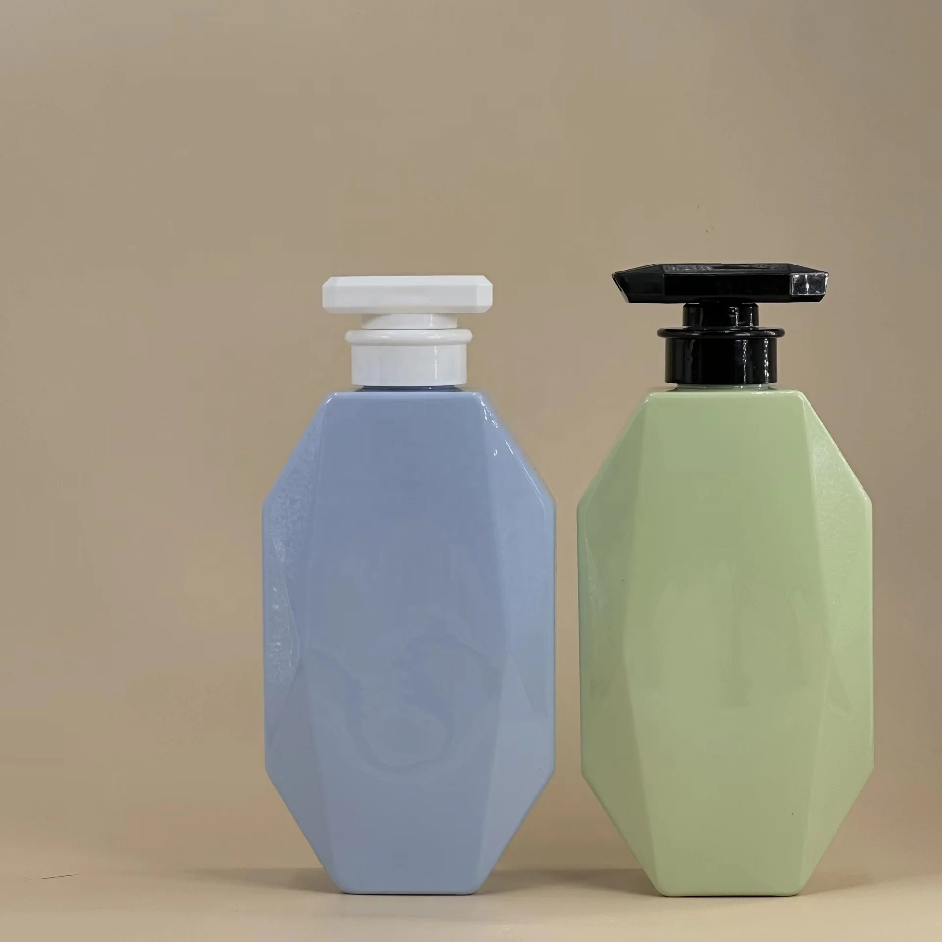 Unique diamond-shape cosmetic 300ml 500ml plastic shampoo bottle 10oz skincare customize colors lotion pump PET bottle