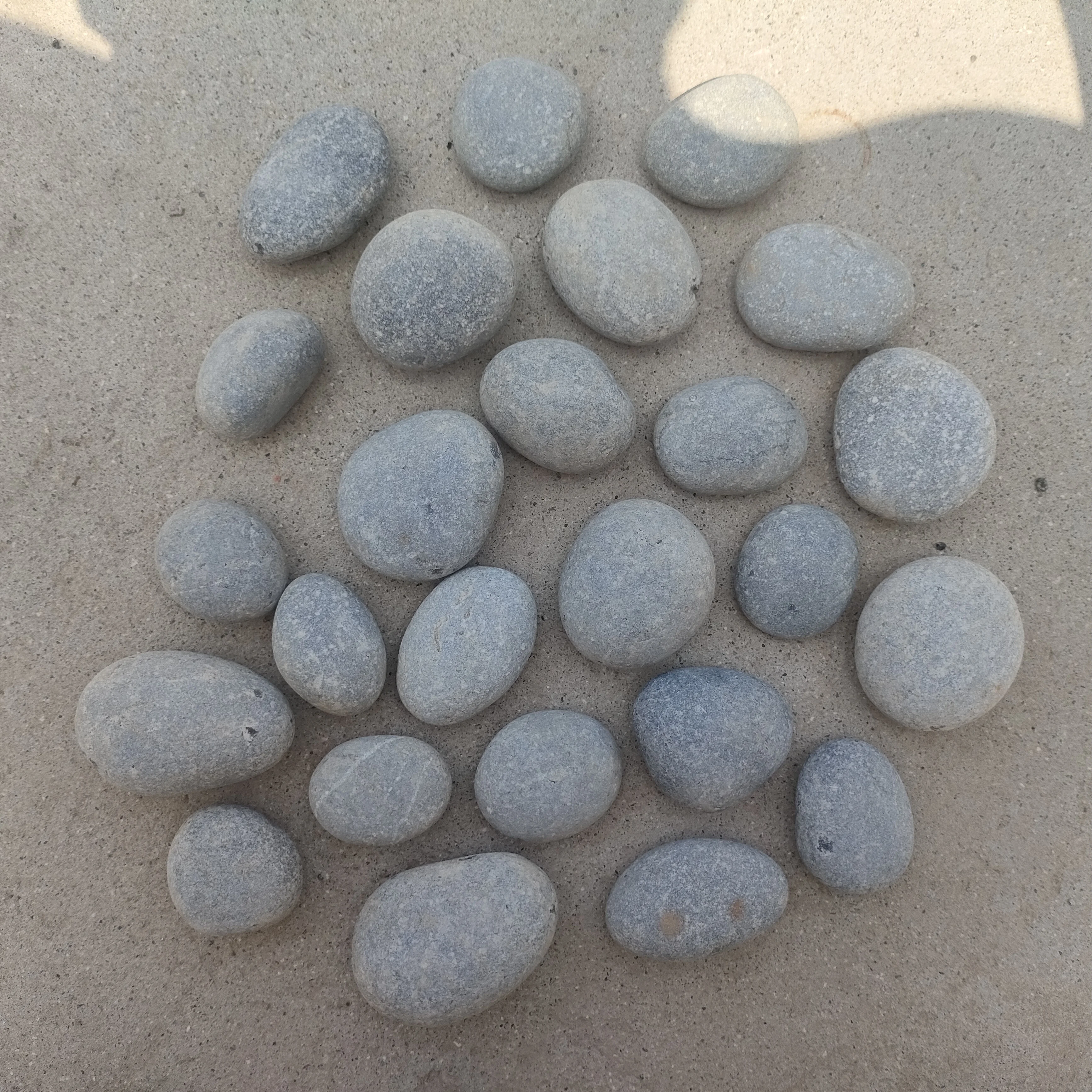 1-3cm 3-5cm Natural River Pebble Grey Stones Round Granite Natural Cobble Stone Pebbles for Courtyard Decoration